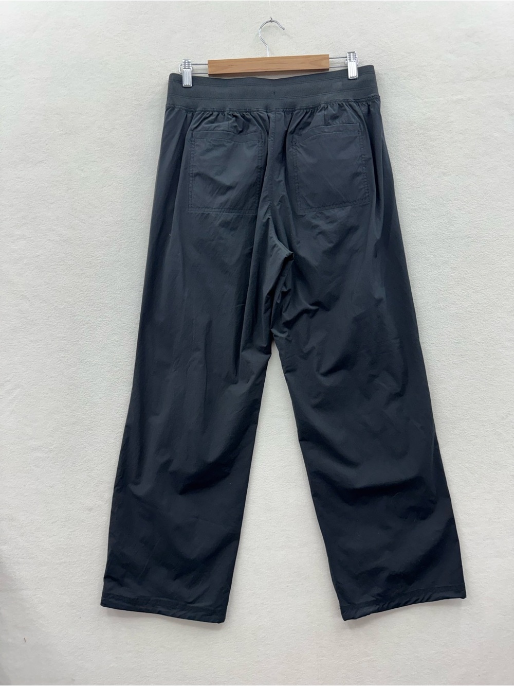 CALIA by Carrie Underwood Women’s Medium Nyluxe Mid-Rise Pants Joggers Black - Picture 2 of 8